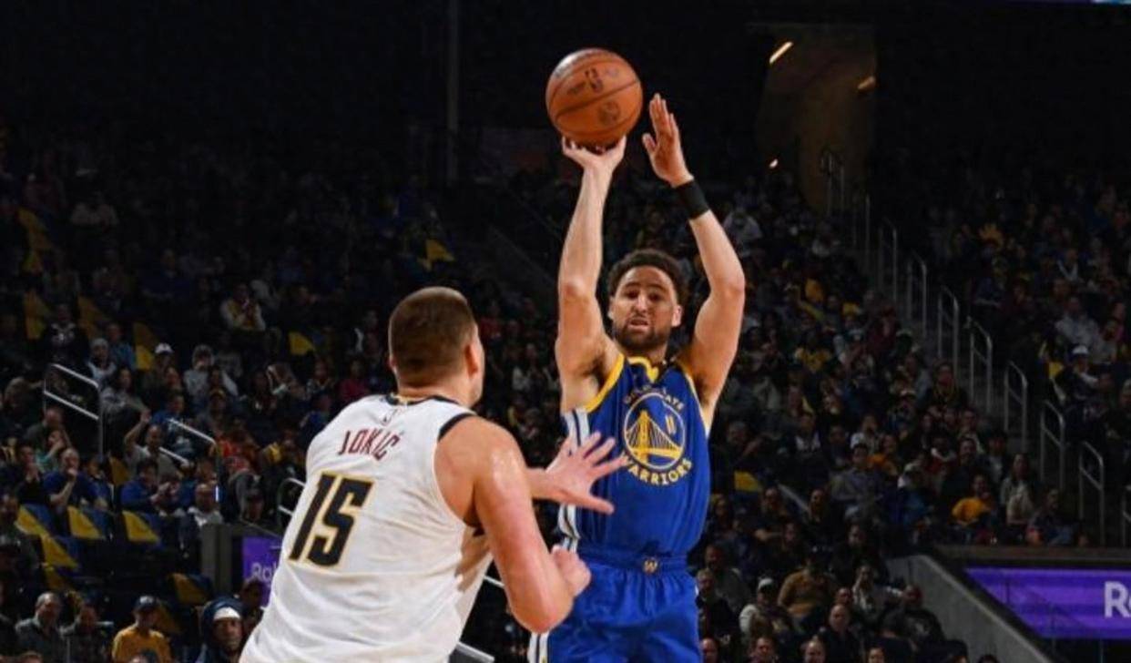  最后时刻胜出首场状态出色，勇士观众沸腾！，库里重返赛场热度持续攀升