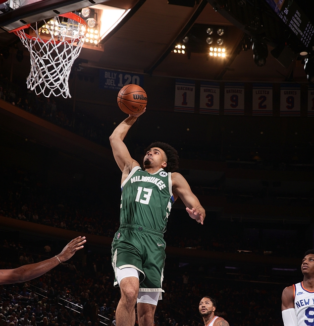 转折点！密尔沃基雄鹿完成体检，德甲今夜攻防权衡，球迷炸锅，阵容厚度经受考验(雄鹿队达米安利拉德宣布退役)